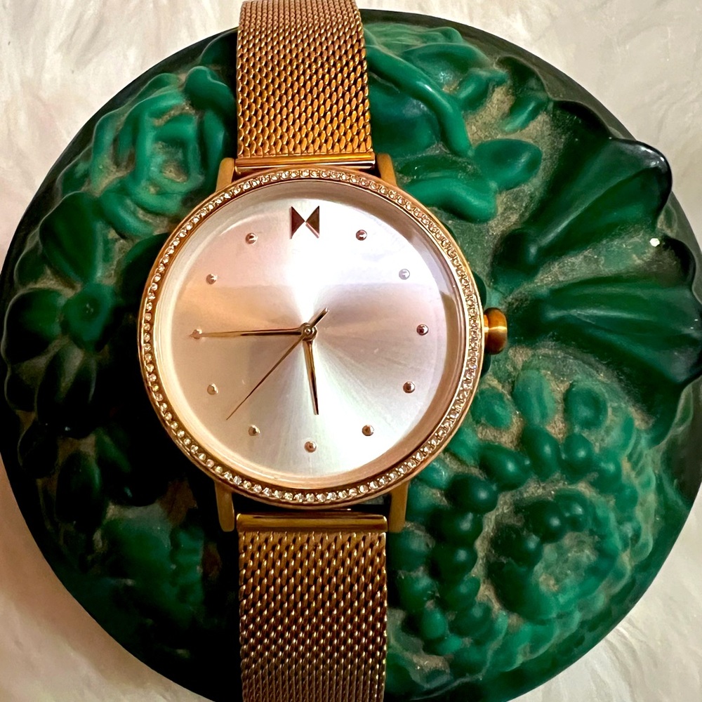 Classy yet Sparkly!  Movement Watch is available! ✨